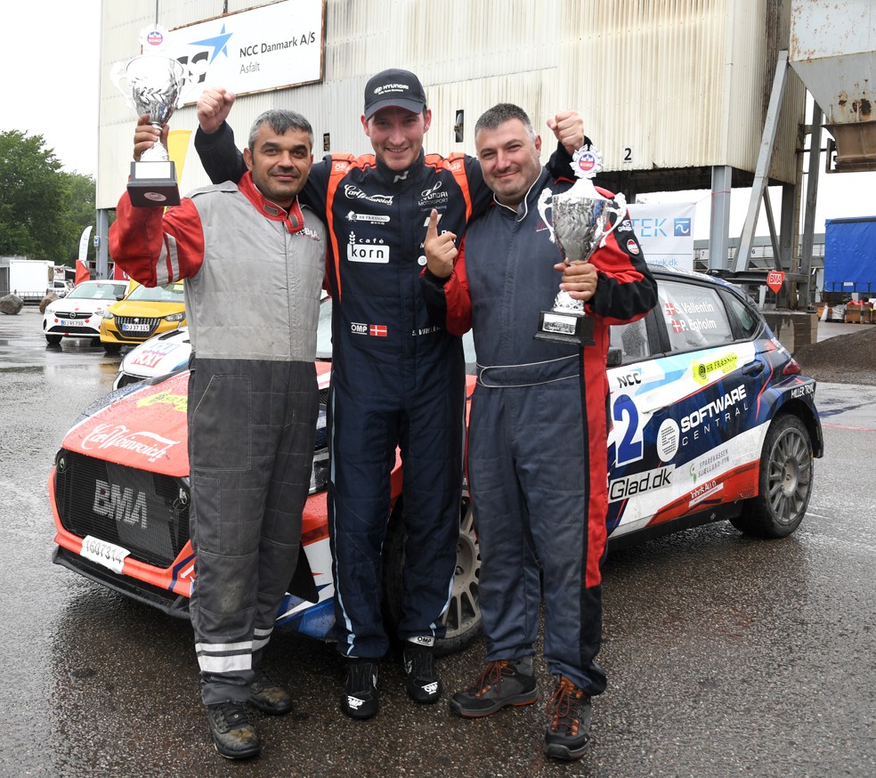 Dagens vinder med sine to belgiske servicefolk, Kalin og Dalin, som sørgede for at holde Simon Vallentins rallybil optimeret til konfrontationen med konkurrenterne
(Foto: Morten Dam/Specialpressen)